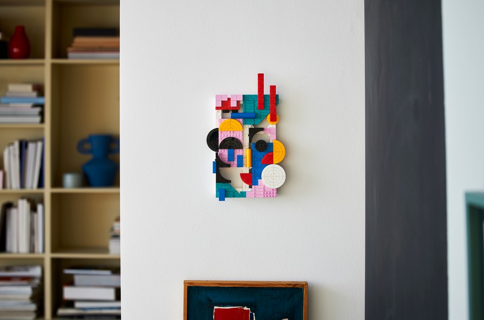 A obra de arte moderna é construída com 805 peças de diferentes cores e tamanhos — Foto: LEGO / Reprodução