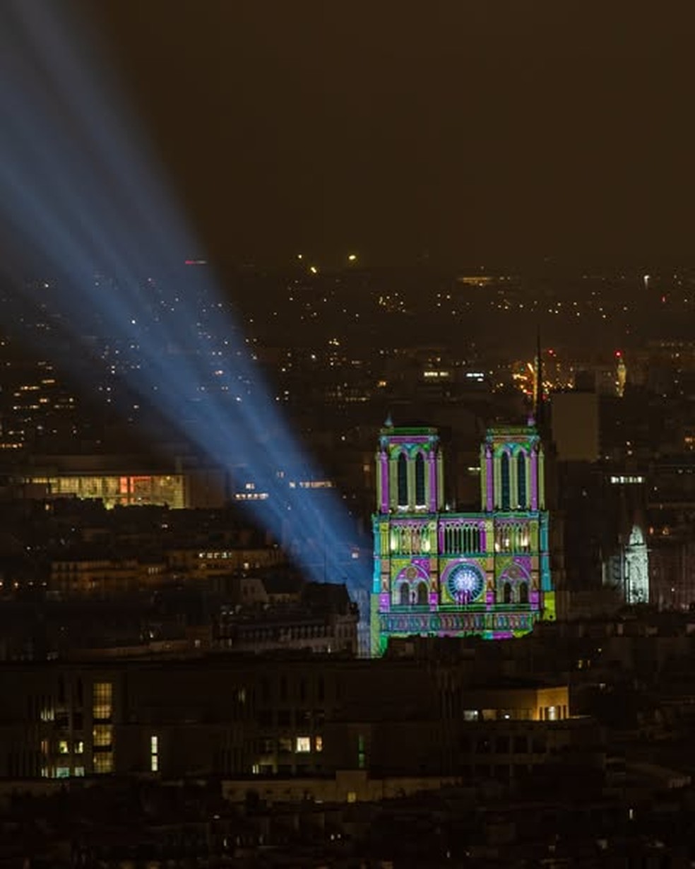 A Catedral iluminada para a noite de inauguração — Foto: Instagram/@dioceseparis/Reprodução