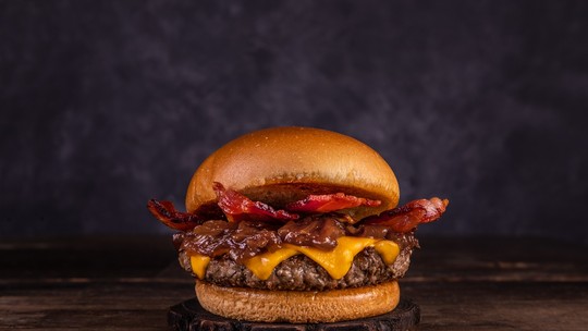 Receita de hambúrguer de costela com bacon e ketchup de goiabada