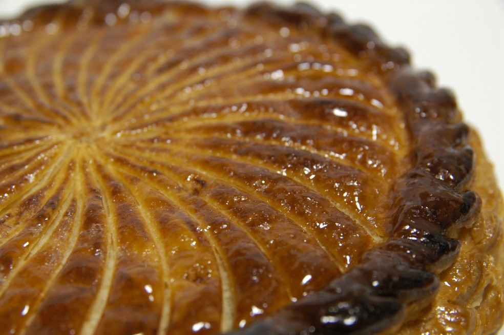 Uma das tradições do Dia de Reis é fazer o bolo de reis (ou galette des rois, em francês), que tem um brinde em uma das fatias — Foto: Flickr / @skrb / CreativeCommons