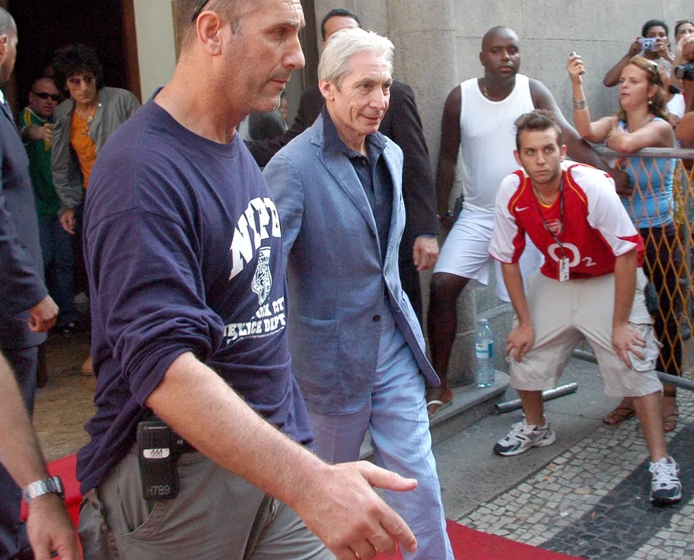 Charlie Watts na porta do Copacabana Palace — Foto: Marcelo Nogare / Estadão Conteúdo / Arquivo