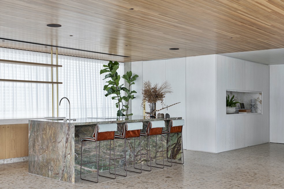 Apartamento paulistano tem design, arte e peças vintages em destaque