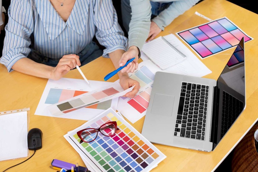 Para chegar às tendências de cores de cada ano, as empresas de tintas se baseiam em estudos que incluem dados comportamentais, sociais e econômicos, como uma fotografia do momento