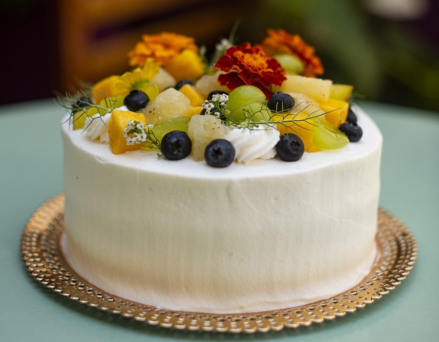 Receita de bolo japonês 'ichigo shortacke' pode ser finalizado com diferentes frutas, como uvas, manga, abacaxi e mirtilo