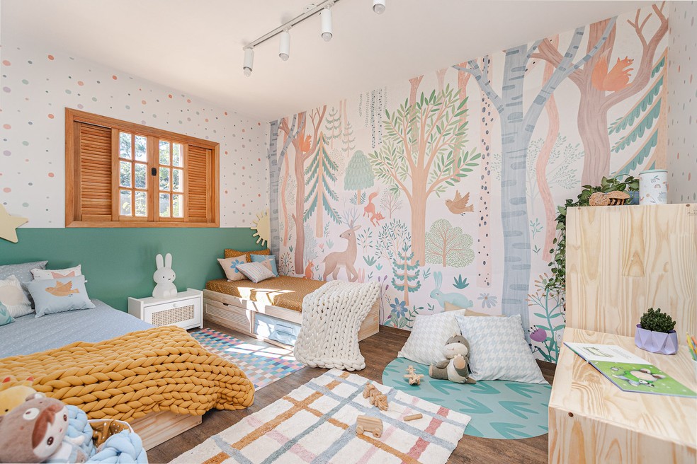 O quarto de Antônio, de 6 anos, tem decoração leve e colorida. Painel Floresta, da Muskinha, adorna a parede principal — Foto: Gisele Rampazzo / Divulgação