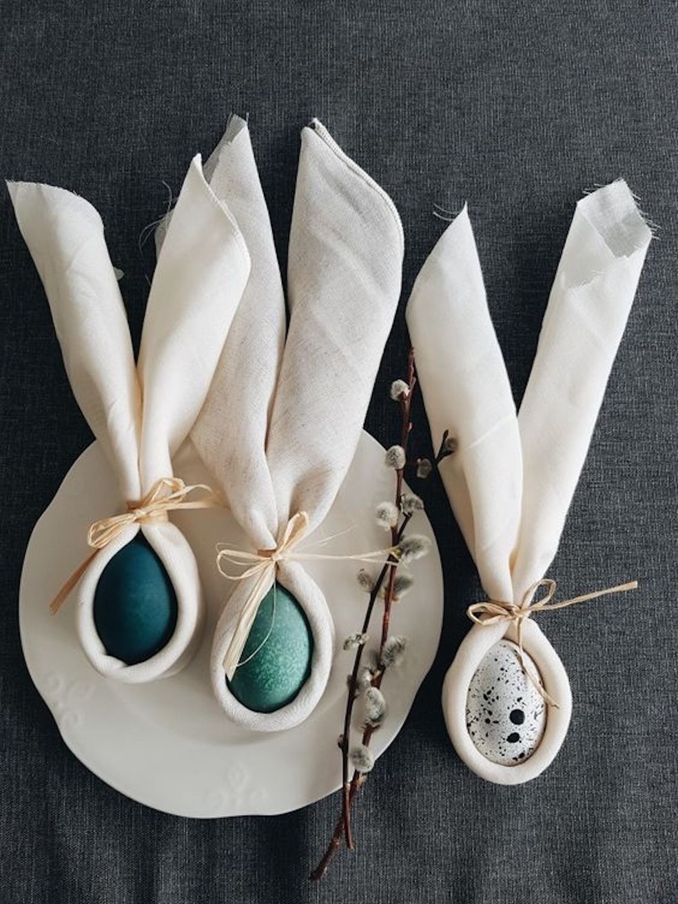 Para demarcar os lugares da mesa, os ovos com orelhas de tecido ficam super fofos — Foto: Pinterest / Polly Peçanha / Reprodução