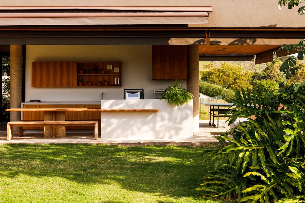 Ambientes integrados, tons terrosos e madeira definem projeto de casa ...