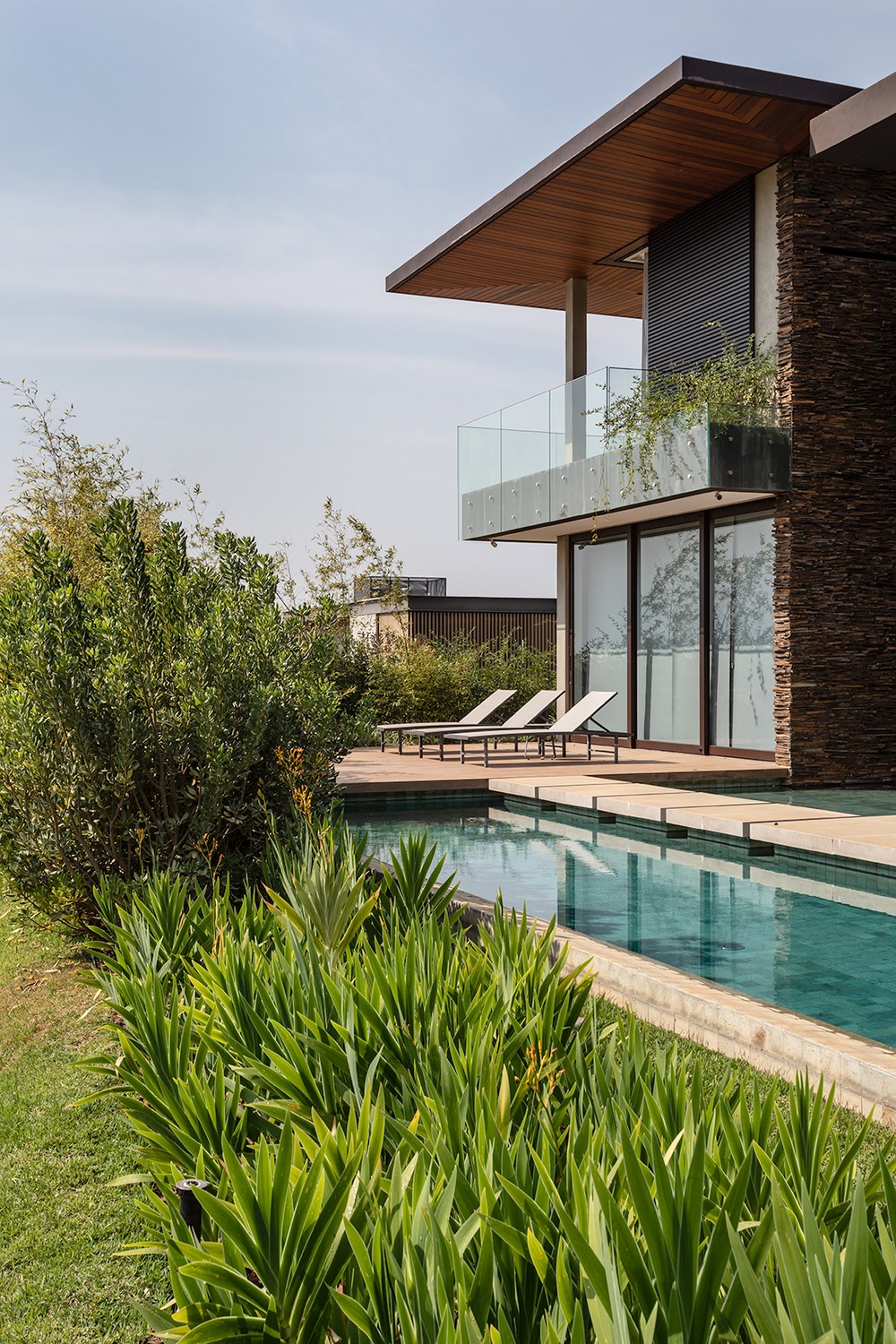 Casa contemporânea é envolvida pela natureza e se integra à paisagem