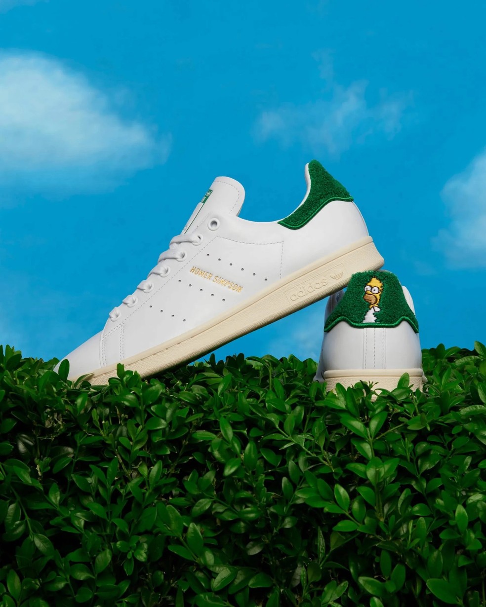 O calçado tem uma parte verde felpuda para simular o arbusto — Foto: Adidas / Divulgação