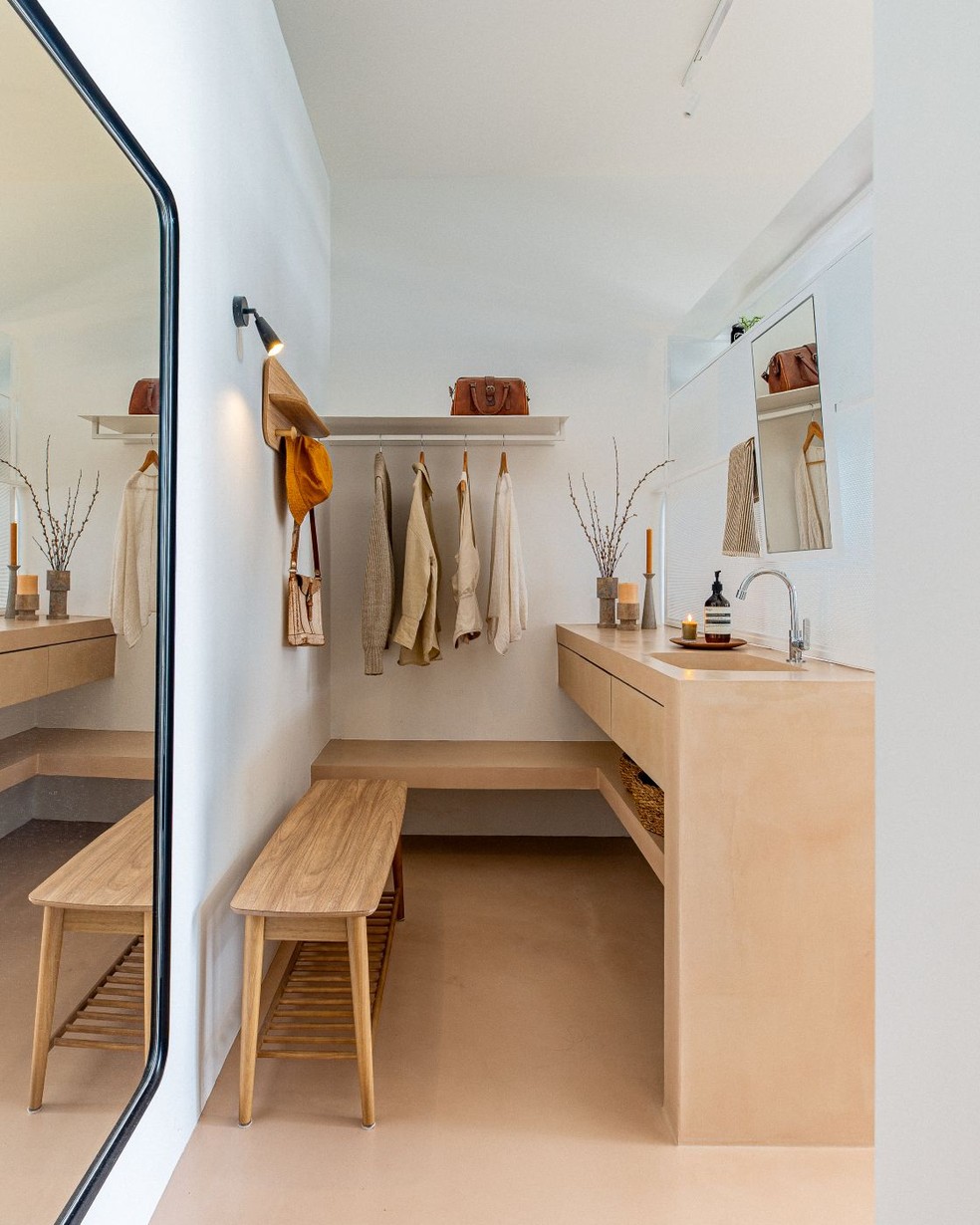 O revestimento de microcimento da Monofloor, na cor Flamingo, foi aplicado na bancada da pia e no banco de concreto. Projeto da arquiteta Fernanda Altemari — Foto: Miti Sameshima/Divulgação