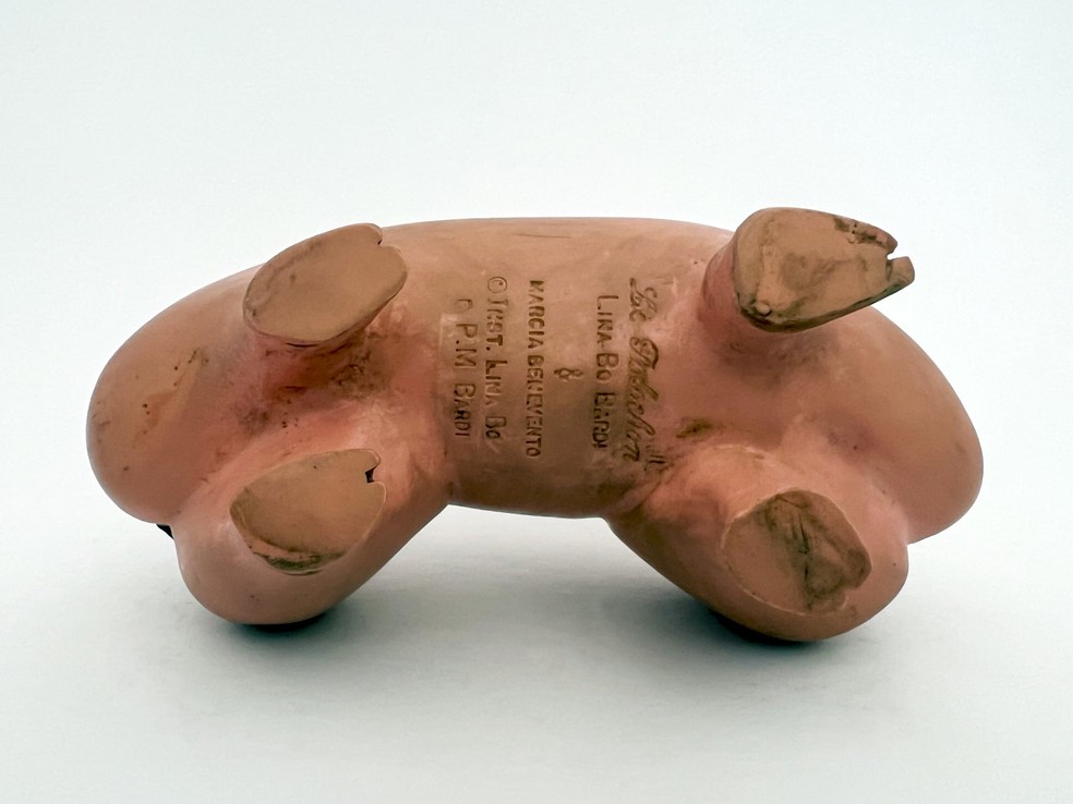 Primeiro mini polochon (16,5cm x 9cm x 9cm) de resina produzido em 1993 por ocasião da abertura da exposição sobre Lina Bo Bardi no Masp, um ano após a morte dela. A peça foi produzida por Marcia Benevento, que também desenvolveu os demais Polochons existentes sob indicação da arquiteta — Foto: Instituto Lina Bo e P.M. Bardi, 2023 / Divulgação