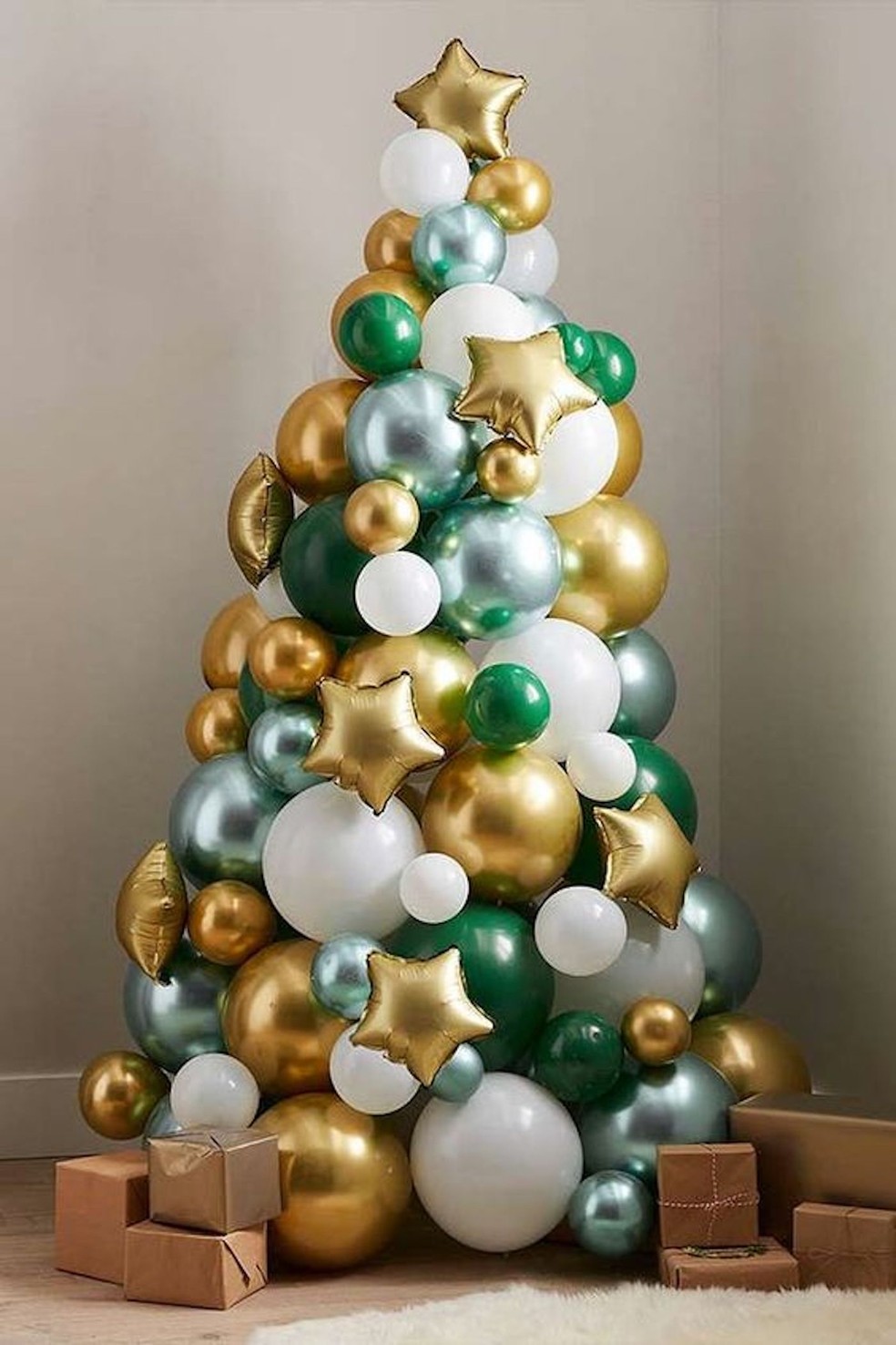 Os balões são super versáteis e podem virar uma linda e exótica árvore natalina — Foto: Pinterest / Reprodução