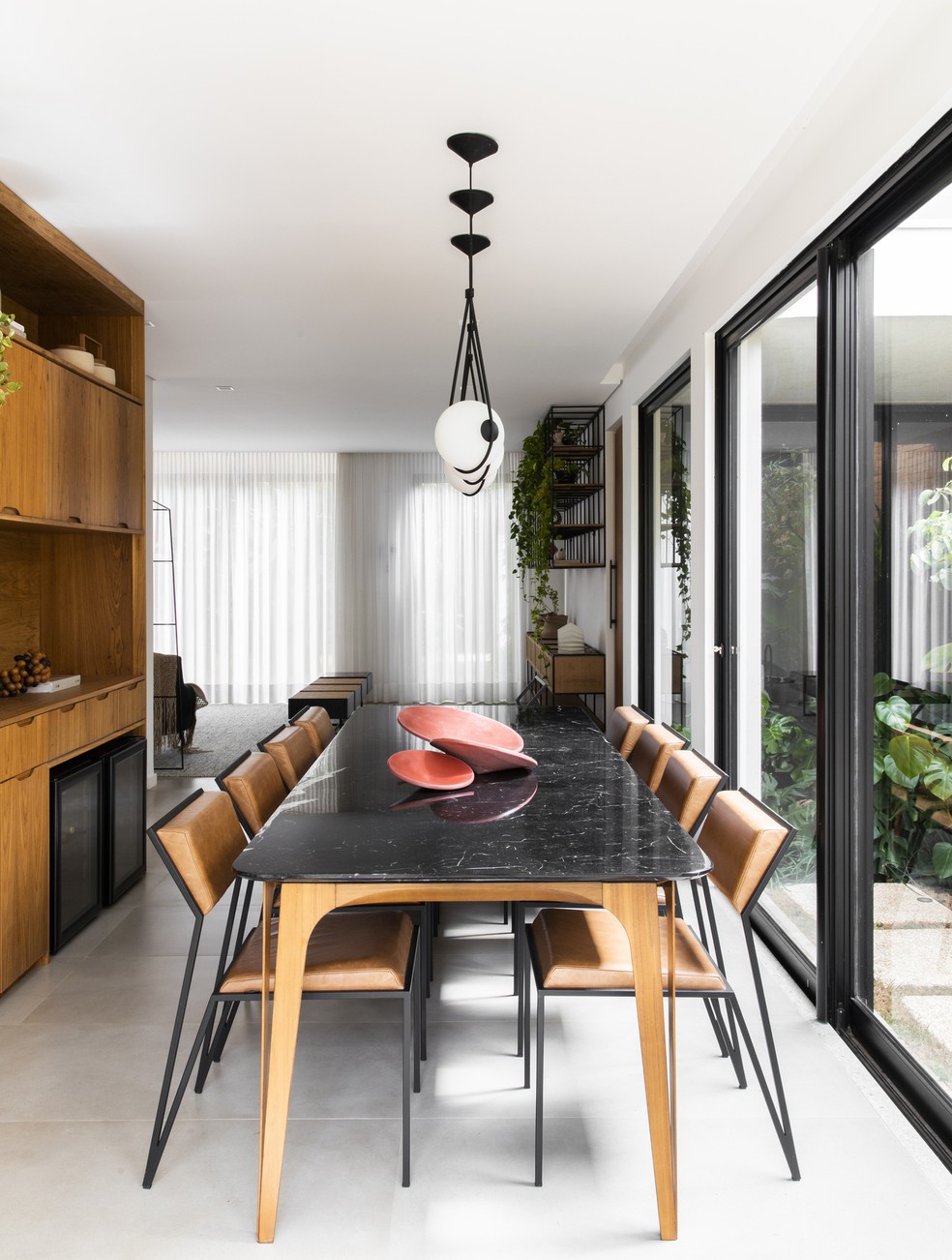 Arquitetura e design brasileiro se conectam em casa cercada por verde