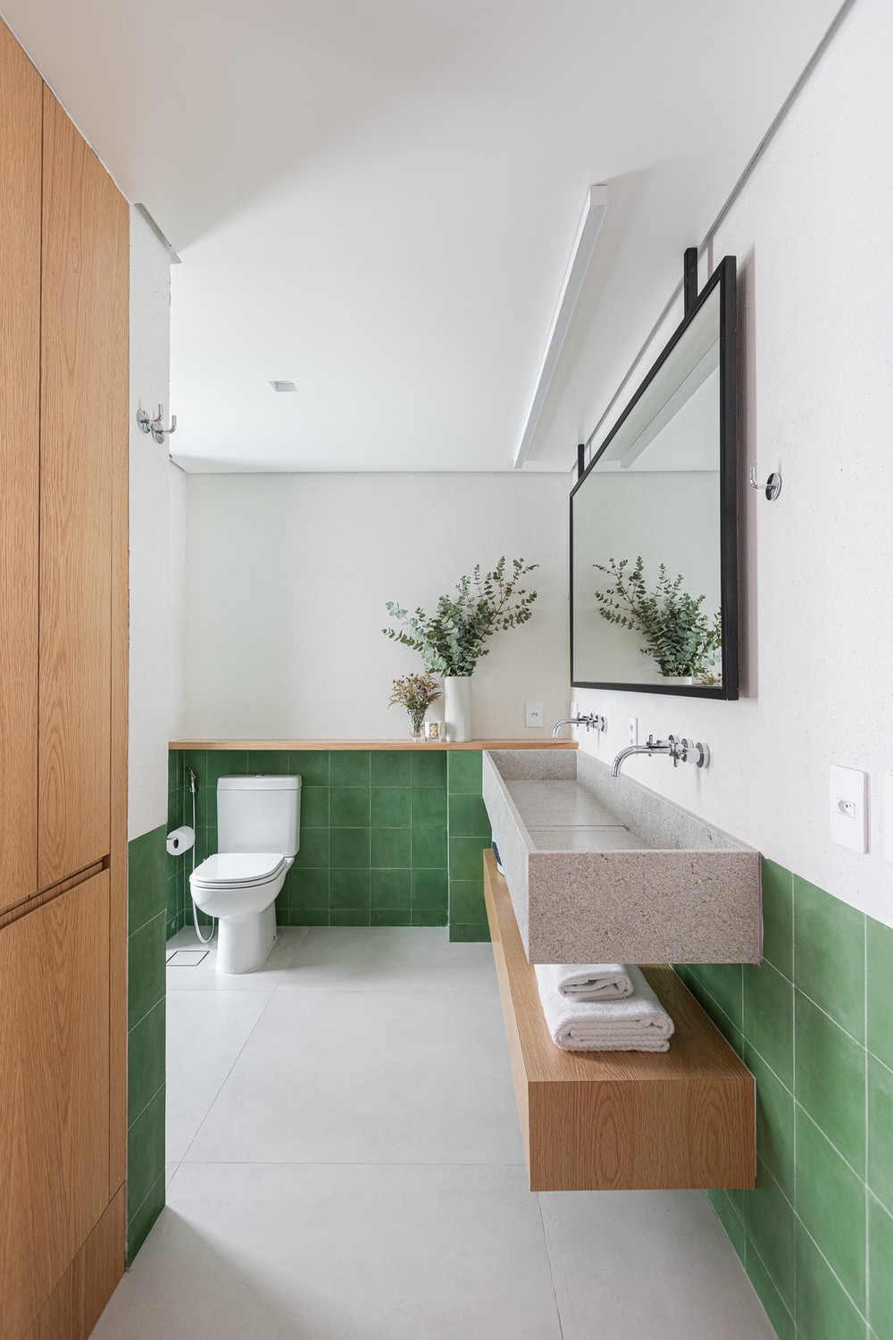 Casa ganha ambientes coloridos repletos de histórias após reforma