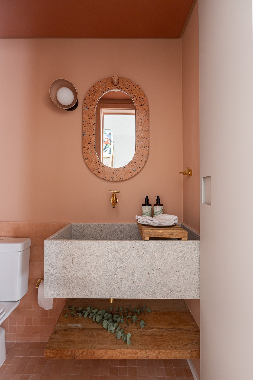 Casa ganha ambientes coloridos repletos de histórias após reforma