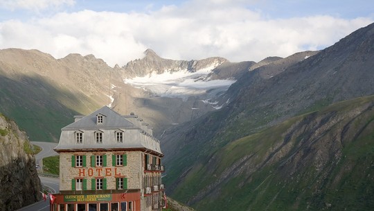 Hotel no meio de uma estrada na Suíça está abandonado devido ao aquecimento do planeta