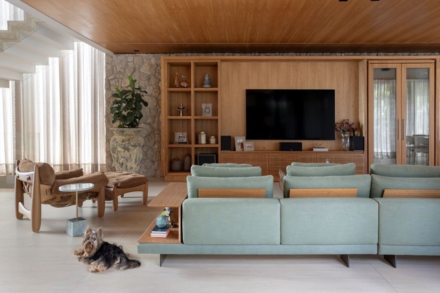 Como fazer a TV ficar bonita na sala de estar: dicas + 40 inspirações