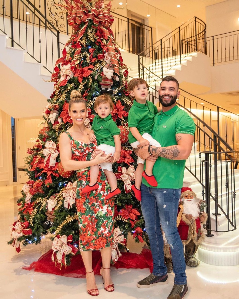 Gusttavo Lima na mansão com a sua família — Foto: Reprodução/Instagram