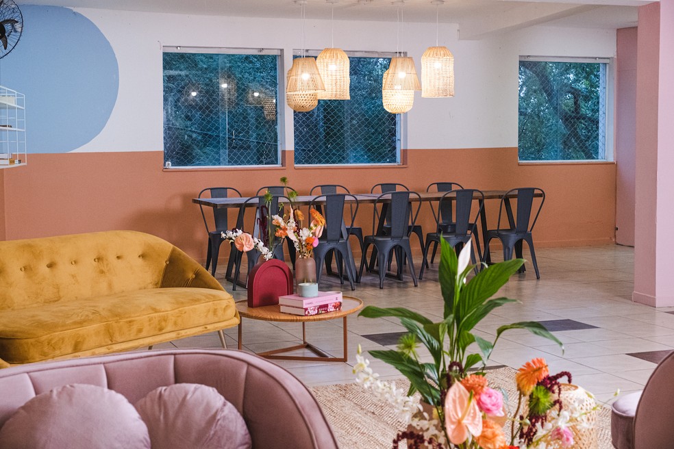 Os móveis coloridos da Westwing deram o tom do espaço de convivência da Casa Florescer 2 — Foto: Mariana Smania / Divulgação