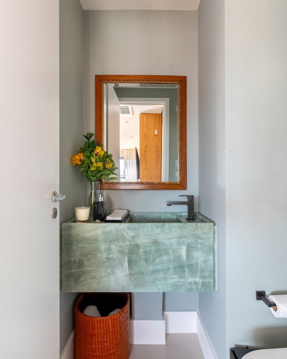 LAVABO | O revestimento colorido deixou o lavabo mais moderno e despojado — Foto: Marcelo Nakano / Divulgação