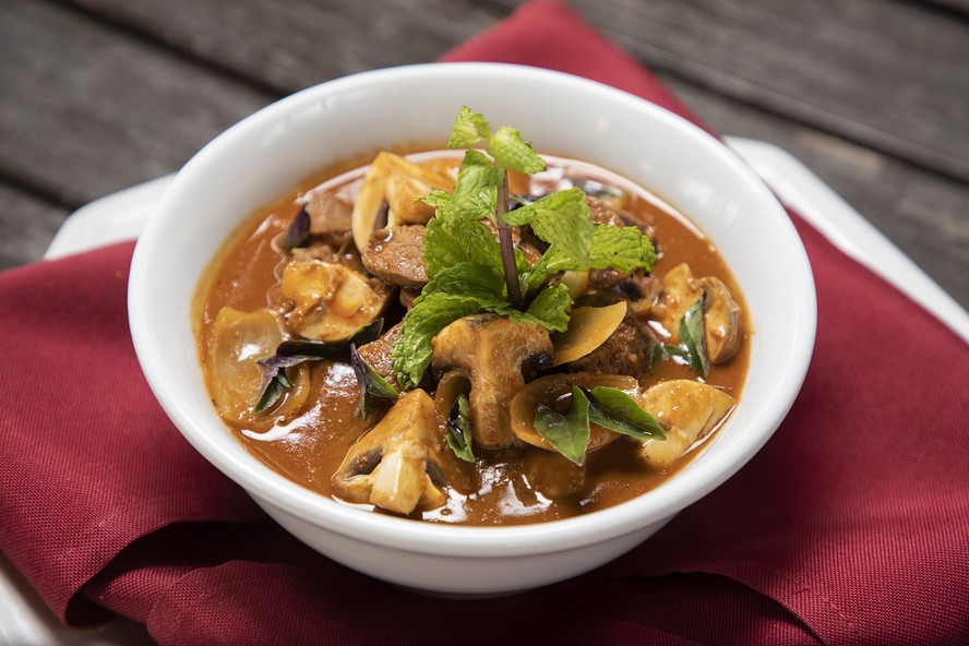 Receita de Kaeng Phed Nua, filé mignon ao curry com cogumelos, é finalizada com folhas de manjericão