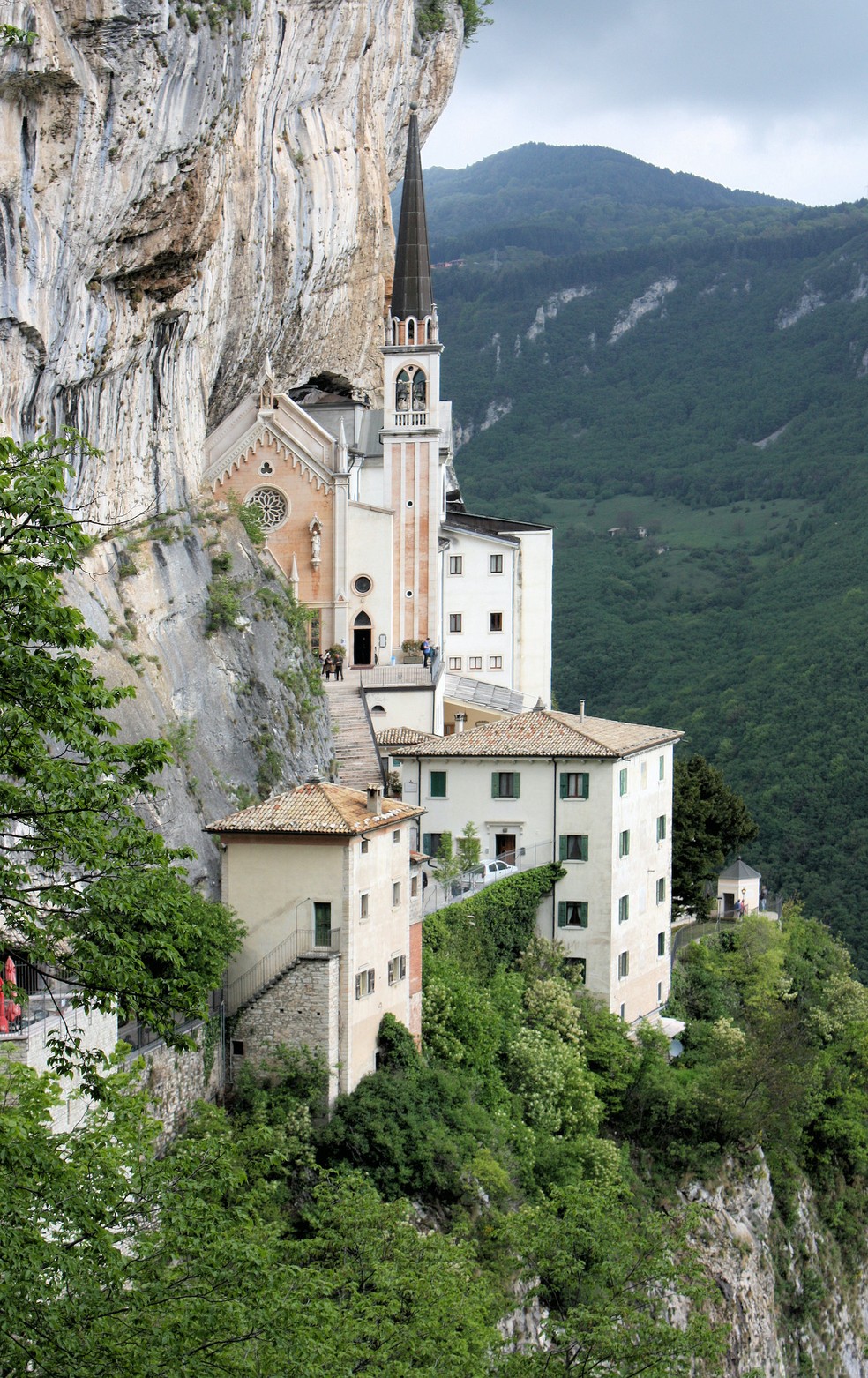 A igreja italiana Madonna della Corona fica em um penhasco a 775 m de altitude — Foto: Wikimedia / Dguendel / Creative Commons