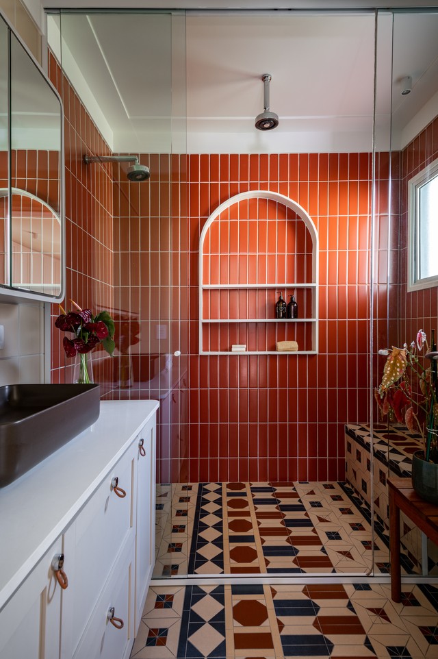 Azulejos no banheiro: tipos, como usar, dicas de cuidado e 25 inspirações