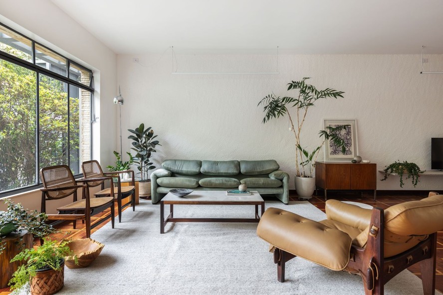 O sofá 'Maralunga', de Vico Magistretti para a Cassina, acompanha as poltronas 'Oscar' e 'Moleca', ambas de Sergio Rodrigues. Tapete by Kamy. Projeto de Lucia Manzano