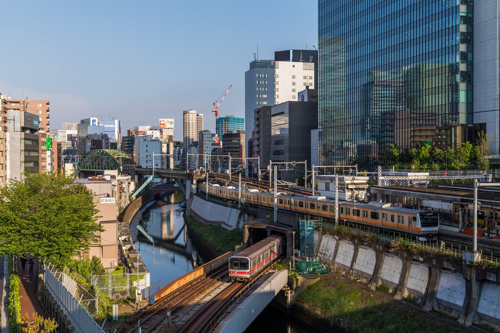 Tóquio, no Japão, reduziu a subsidência ao controlar a extração de água subterrânea e ampliar o abastecimento por fontes de água superficial — Foto: Kabelleger/David Gubler/Wikimedia Commons