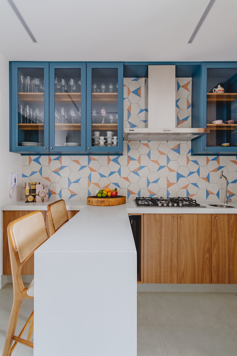 Cozinha com tons de azul é o coração de apartamento carioca