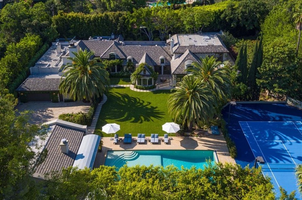 Madonna's mansion in Los Angeles has a pool and tennis court — Photo: MLS / Estately / Reproduction