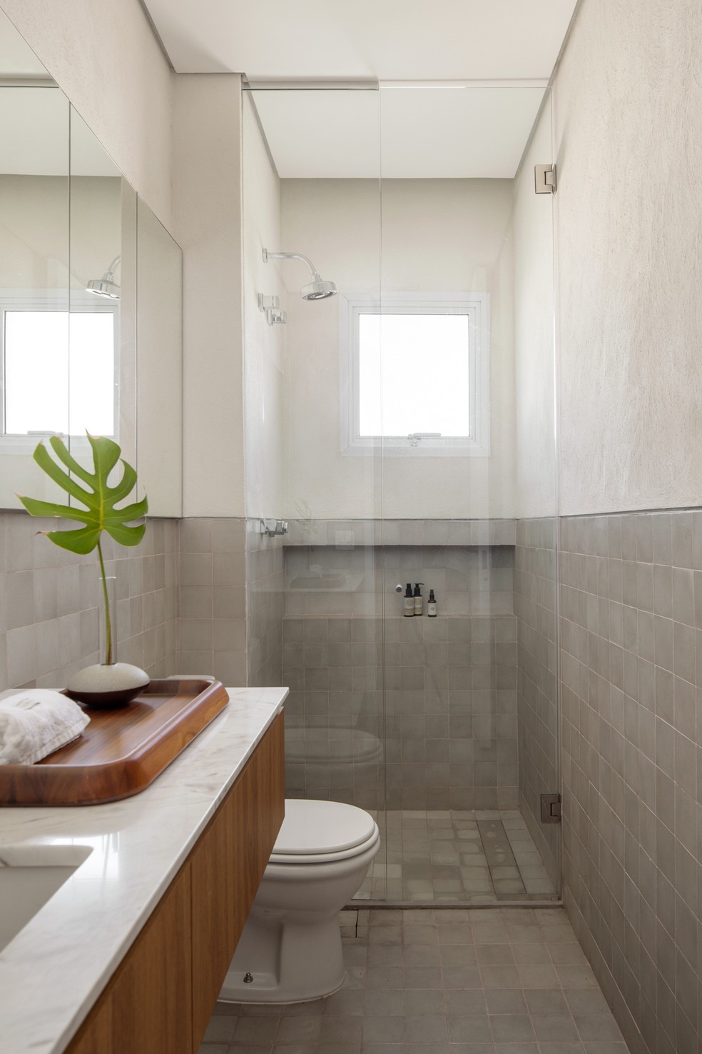 BANHEIRO | A textura mineral do banheiro é da Studio Passalaqua. Os revestimentos escolhidos criam uma meia parede e dão mais personalidade para o ambiente — Foto: Carolina Lacaz / Divulgação