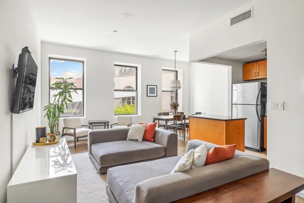 Sala de estar do apartamento de Jay-Z — Foto: Allyson Ludlow for The Corcoran Group/The New York Post/Reprodução