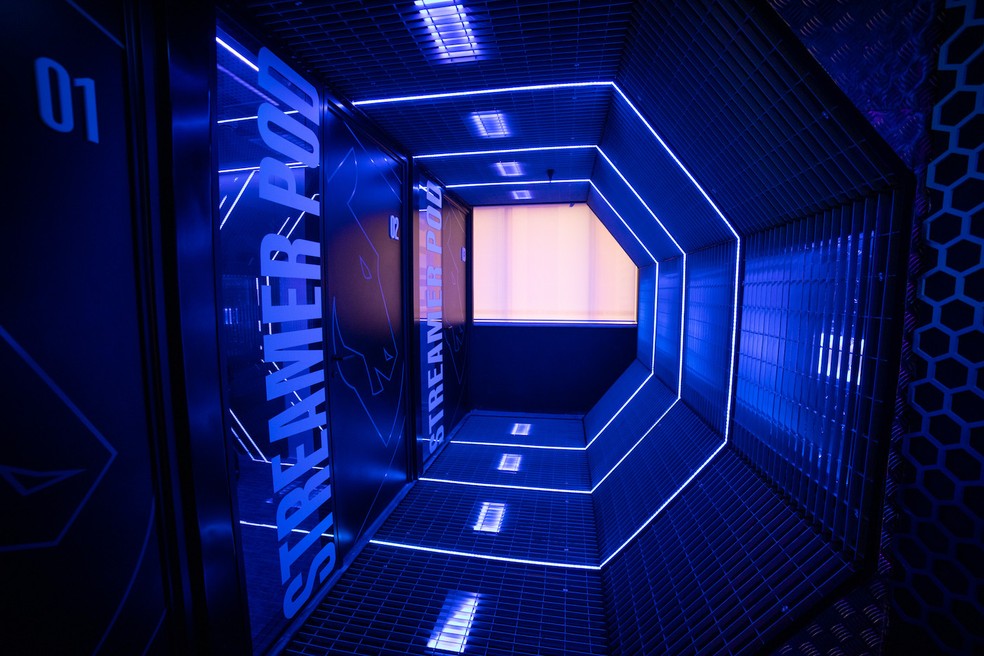 As salas e os corredores são estilizados com as luzes azuis características dos gamers — Foto: Team Liquid / Divulgação