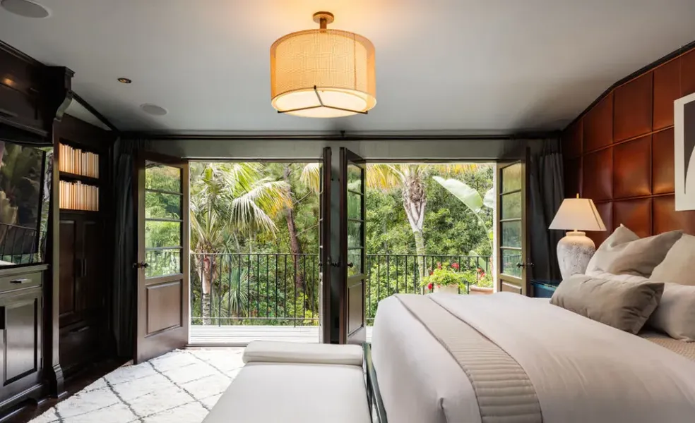 Johnny Galecki vende mansão em Los Angeles por R$ 60 milhões