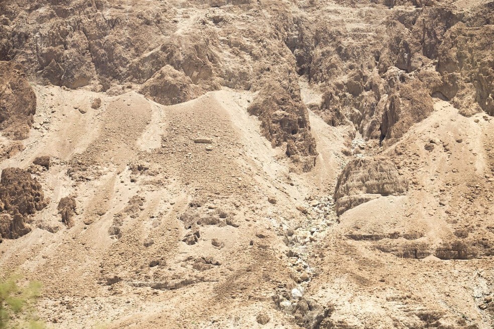 A areia do deserto é predominantemente fina, arredondada e polida pelo vento, apresentando coloração clara, amarelada ou avermelhada devido à oxidação de minerais — Foto: Pixnio/photo_collections/Creative Commons