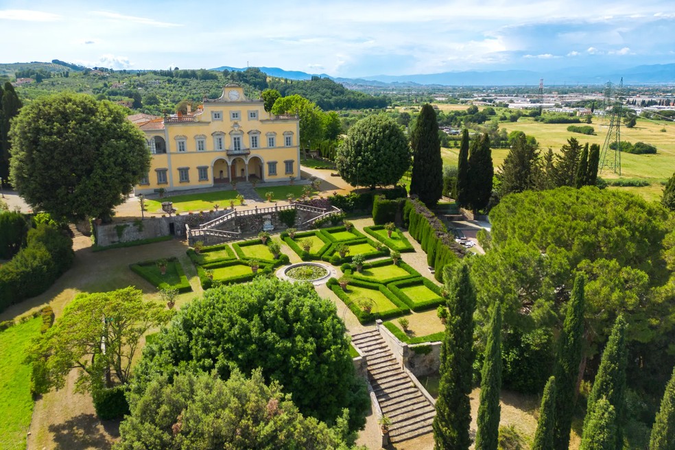 A propriedade possui um belo paisagismo preservado — Foto: Italy Sotheby's International Realty / Divulgação