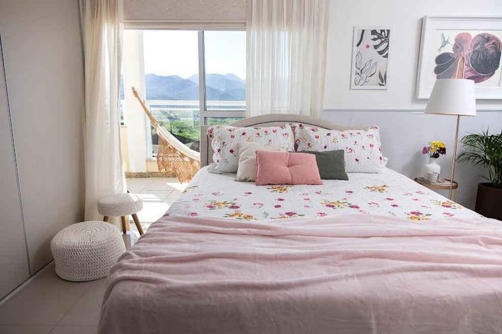 As cores dos móveis, jogo de cama e edredom comunicam seu estado de espírito e personalidade. (Foto: Reprodução/Shoptime) — Foto: Casa e Jardim
