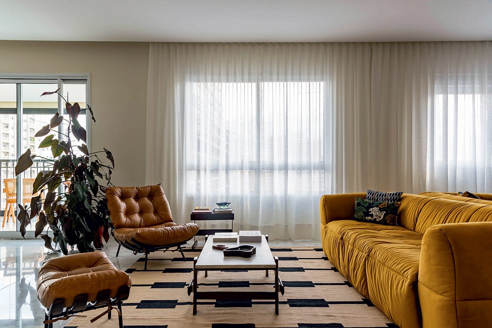 SALA DE ESTAR | Mesa de canto adquirida na loja de antiguidades de Felipe Monroe. Sobre ela, cinzeiros vintage e porta-objetos de jacarandá, todos da Galeria Verniz — Foto: Wesley Diego/Divulgação 