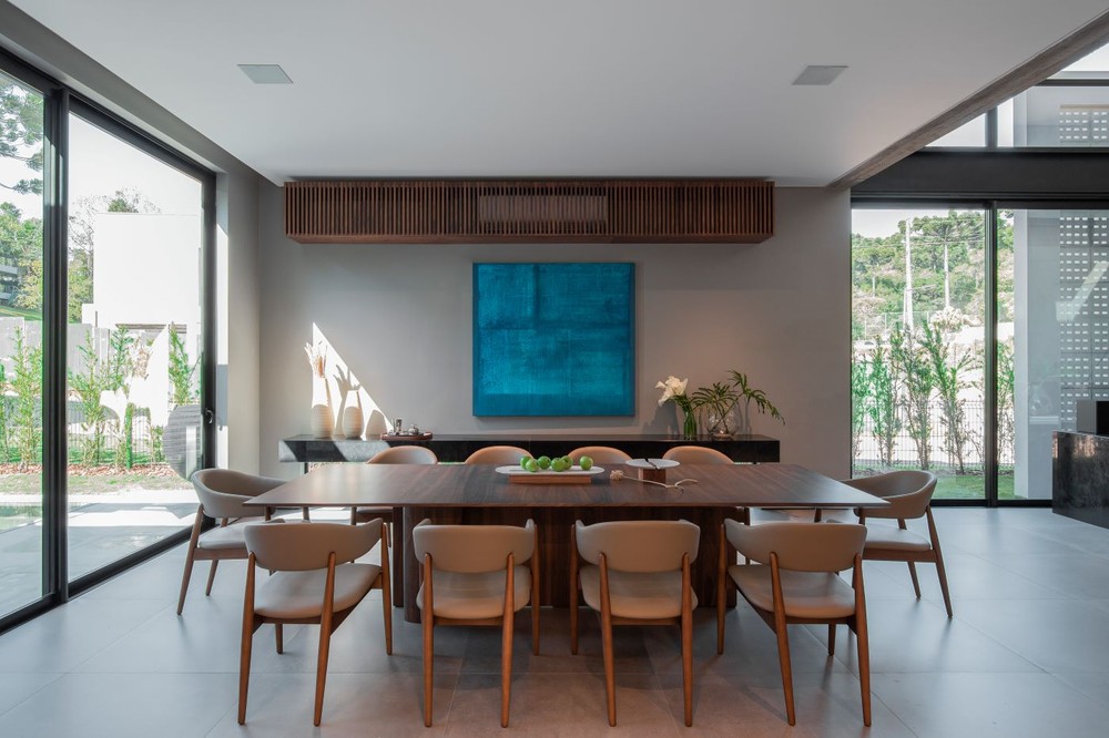 Materiais nobres, design e arte marcam projeto de casa de 500 m²