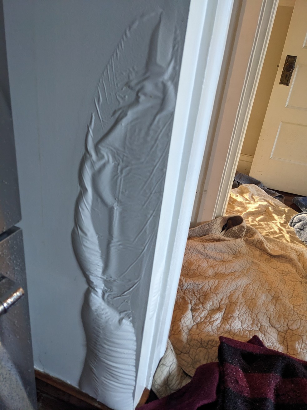 A água destruiu os dois apartamentos mde Erika — Foto: X / @ErikaCoaches / Reprodução