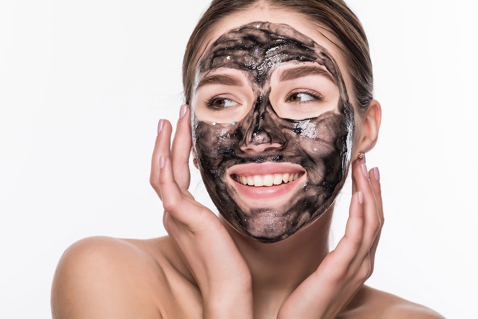 Usado em cosméticos para pele, o carvão ativado promete clarear e combater oleosidade — Foto: Freepik / Creative Commons