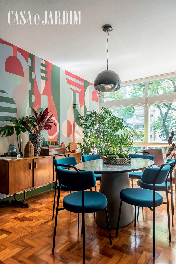 Stephanie Ribeiro mostra a decoração colorida de seu apartamento em SP