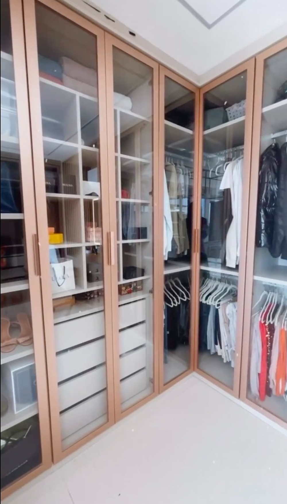 Carol Nakamura faz tour pelo seu closet e penteadeira: 'Cantinho especial'