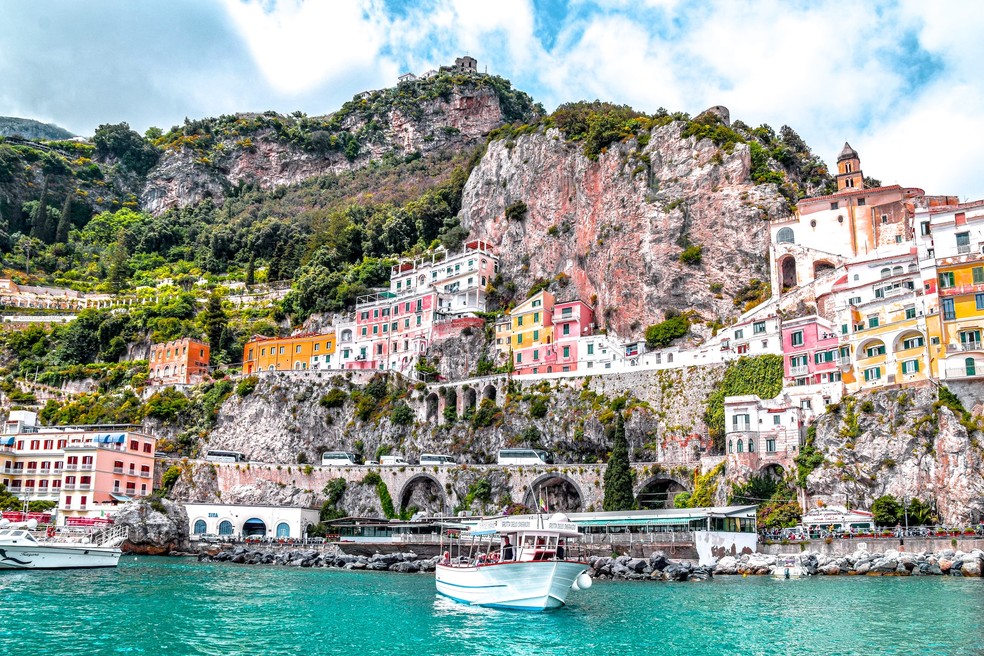 A Costa Amalfitana é um dos destinos mais populares da Itália e apresenta arquitetura histórica unida a belezas naturais — Foto: Unsplash / Tom Podmore / Creative Commons 