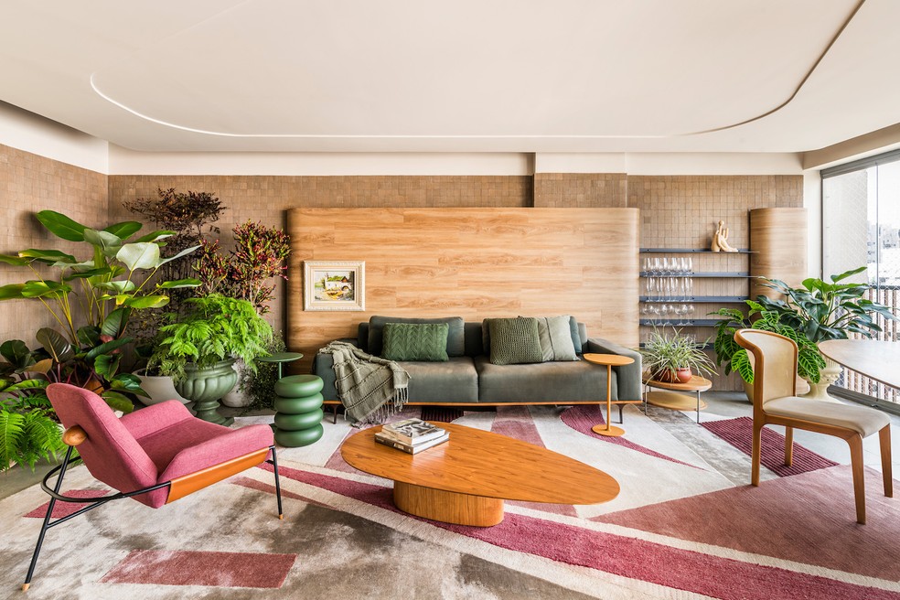 O tapete Paraisópolis, desenhado pelo arquiteto Ricardo Abreu para a By Kamy Verde, destaca-se na sala junto ao canto verde — Foto: Renato Navarro/Divulgação 