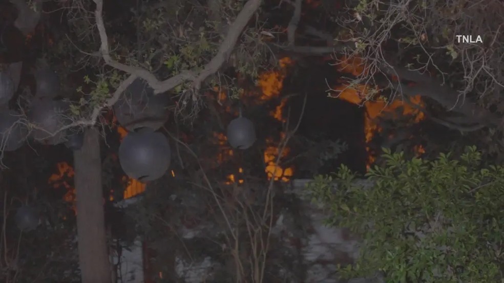 O incêndio teria começado nos fundos da mansão — Foto: Traffic News Los Angeles / Reprodução