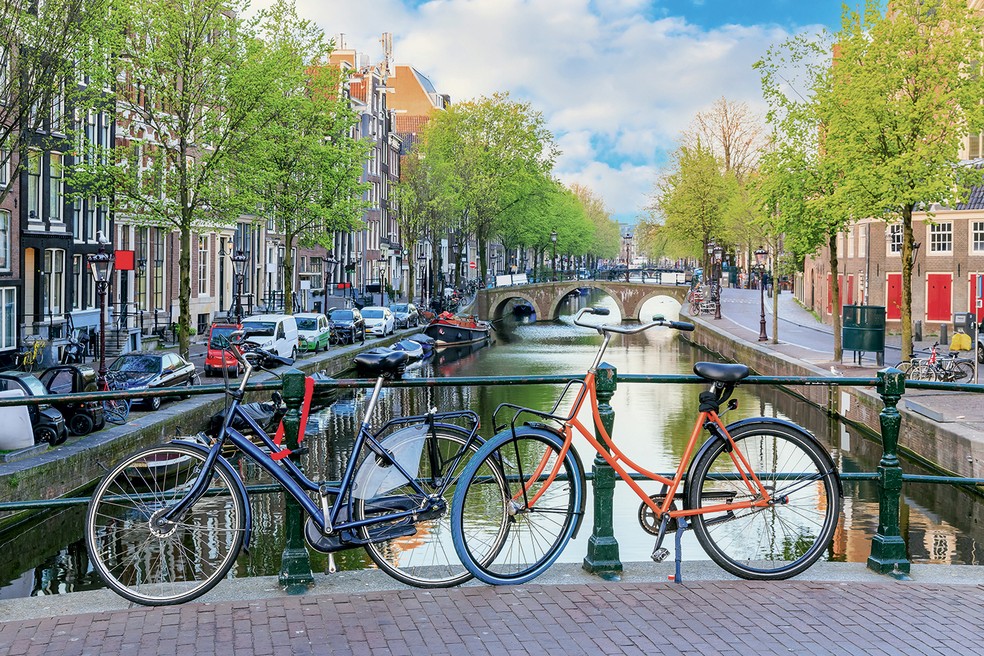 Um dos 165 canais que cruzam a cidade de Amsterdam, a capital da Holanda — Foto: GettyImages