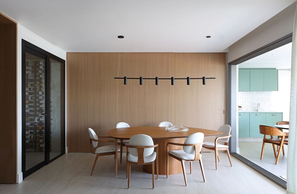 Reforma alia o calor mediterrâneo ao design contemporâneo em apartamento