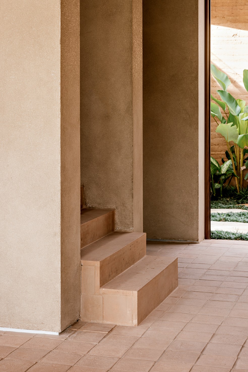 ESCADA | A escada de concreto fica entre paredes centrais — Foto: Fran Parente / Divulgação